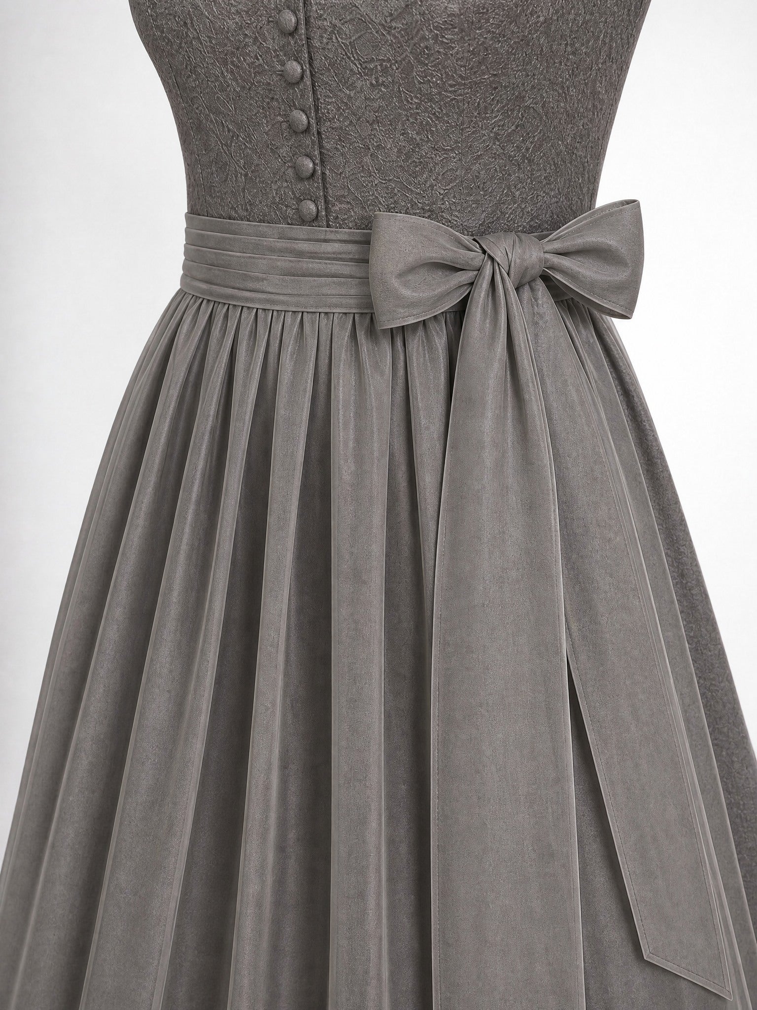 Dirndl Lia in Salbeigrün mit Perlgrau Schürze - Detailansicht Taille und Schleife