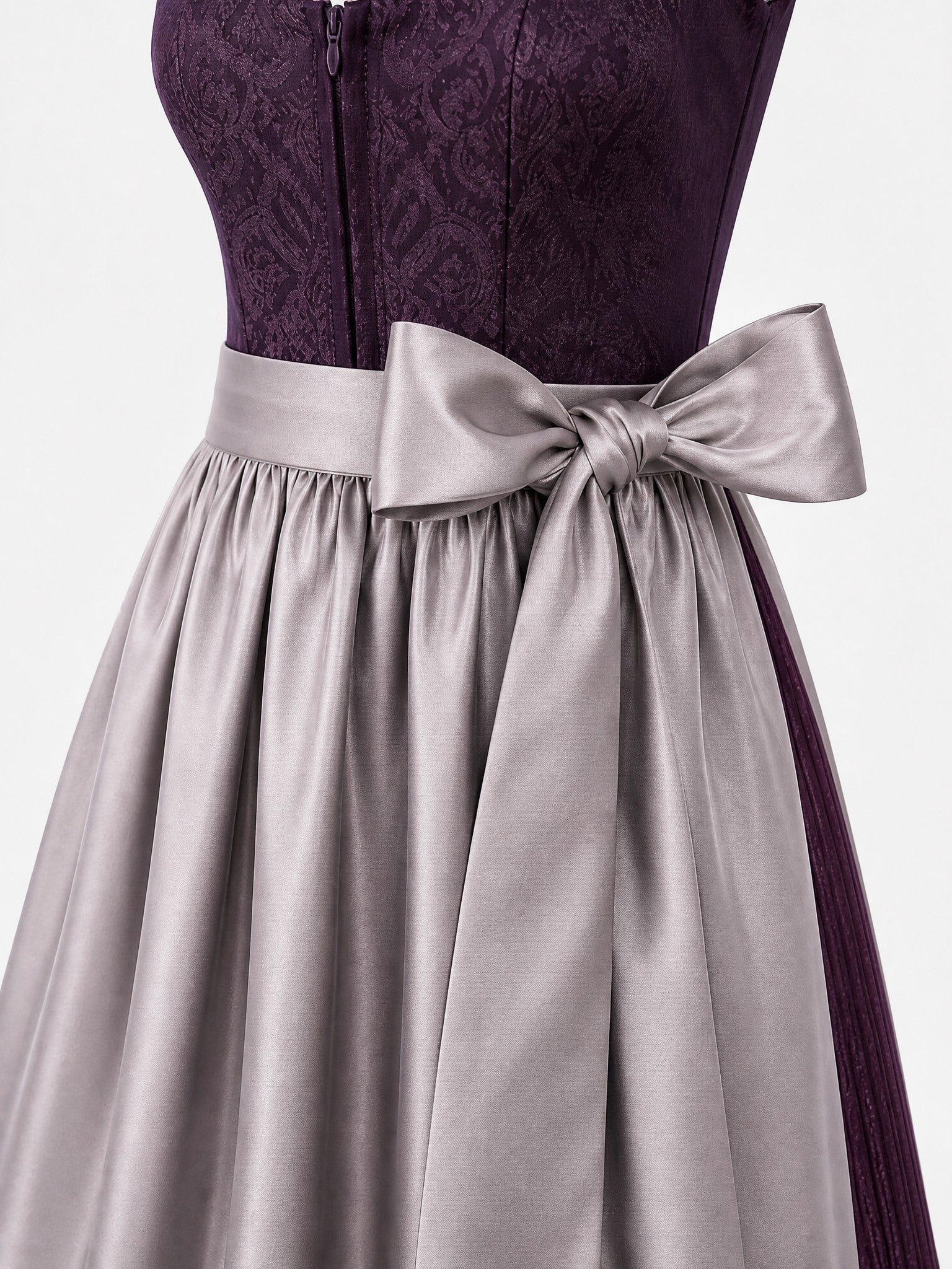 Dirndl Anika in Aubergine mit Perlgrau Schürze - Detailansicht Taille und Schleife