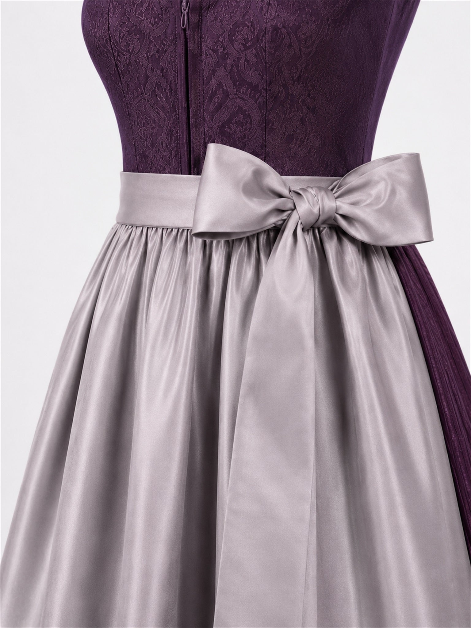 Damast Dirndl in Aubergine mit Eckigem Ausschnitt Anika