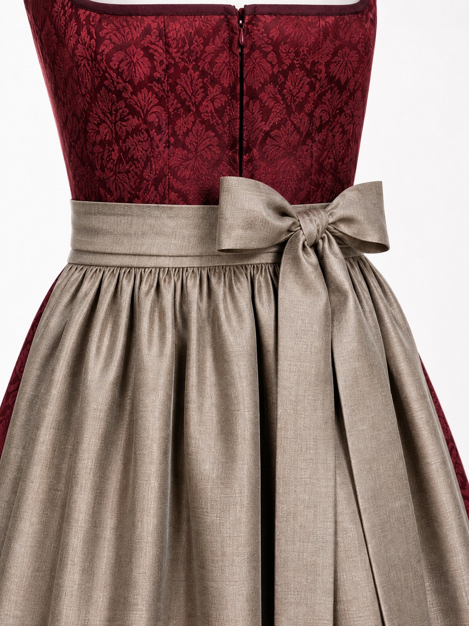 Dirndl Leonie in Weinrot mit Taupe Schürze - Detailansicht Taille und Schleife