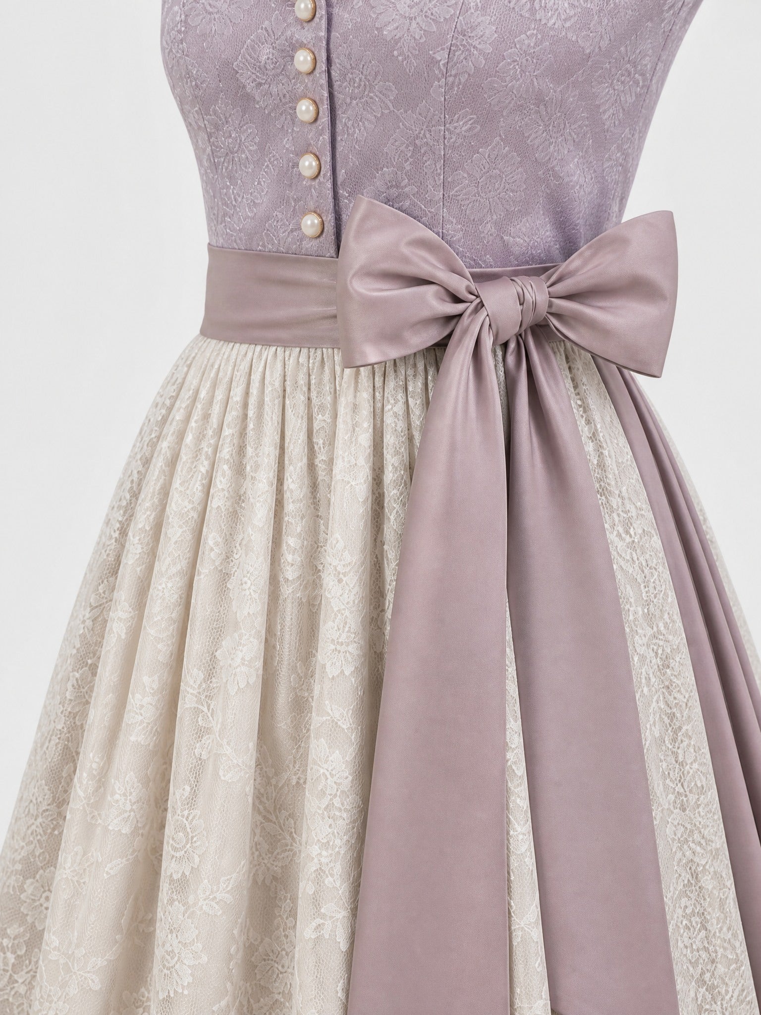 Dirndl Julia in Alt-Lavendel mit Elfenbein Schürze - Detailansicht Taille und Schleife