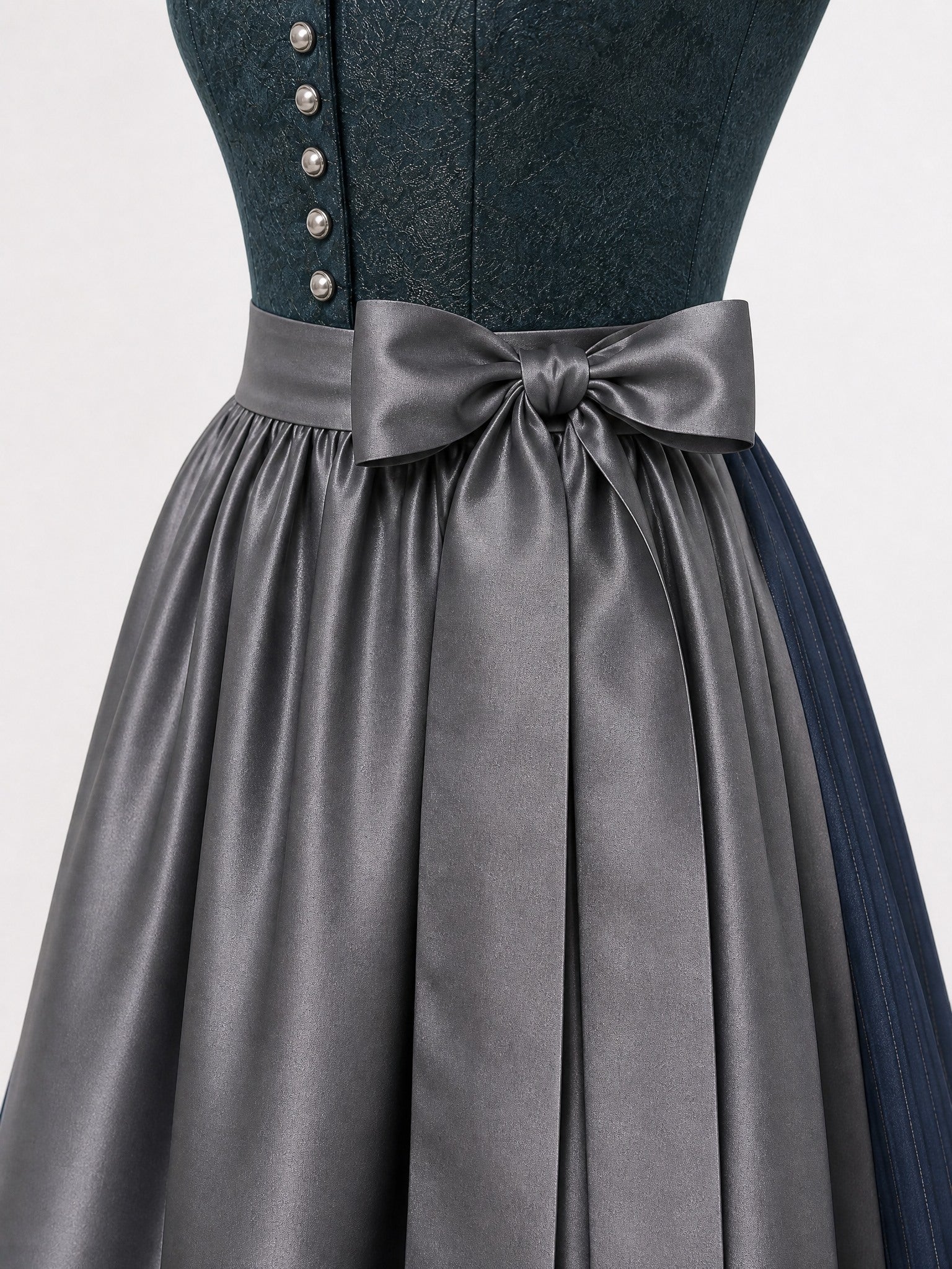 Dirndl Emma in Rauchpetrol mit Pewtergrau Schürze - Detailansicht Taille und Schleife