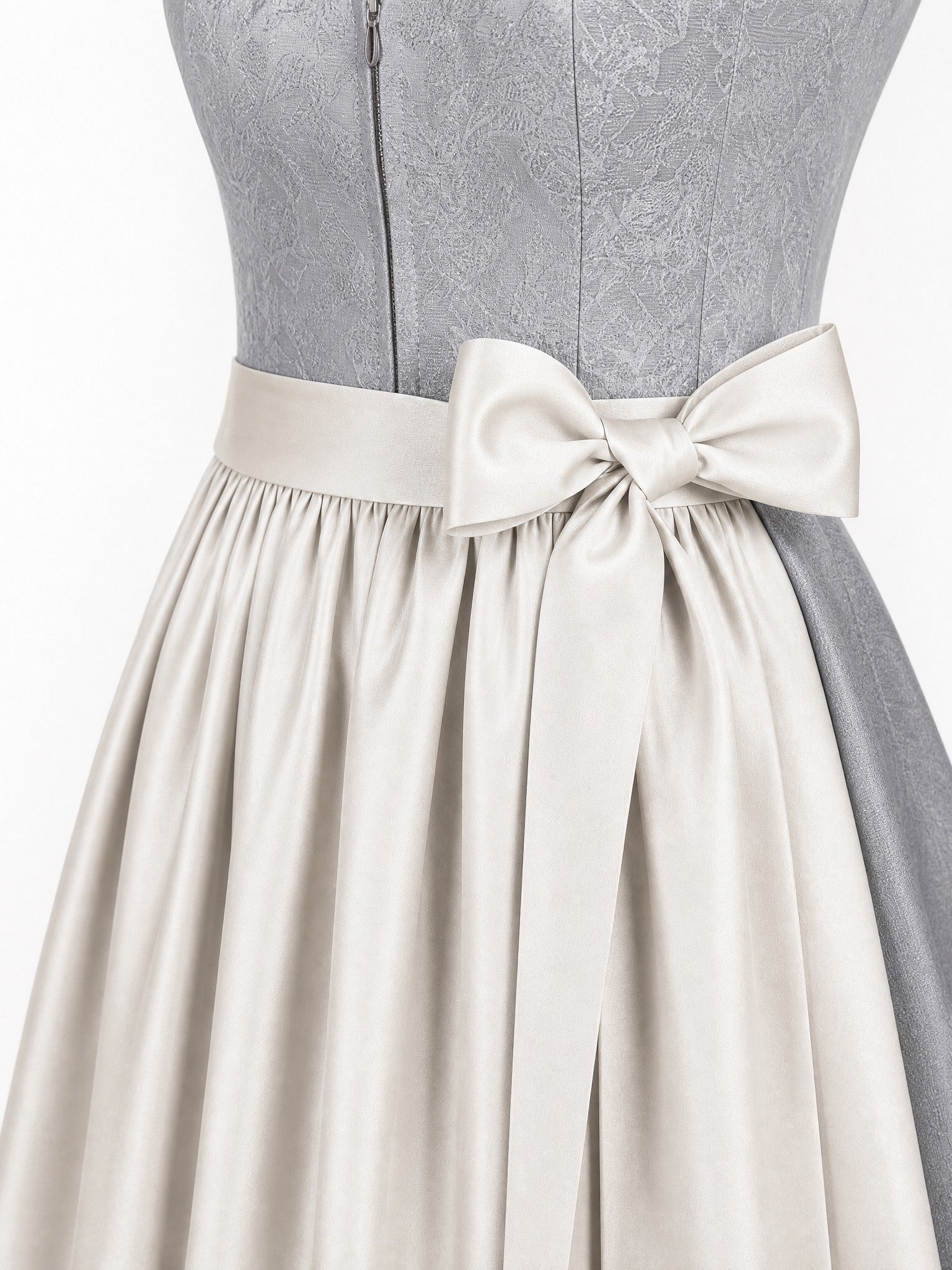 Dirndl Nora in Perlgrau mit Elfenbein Schürze - Detailansicht Taille und Schleife